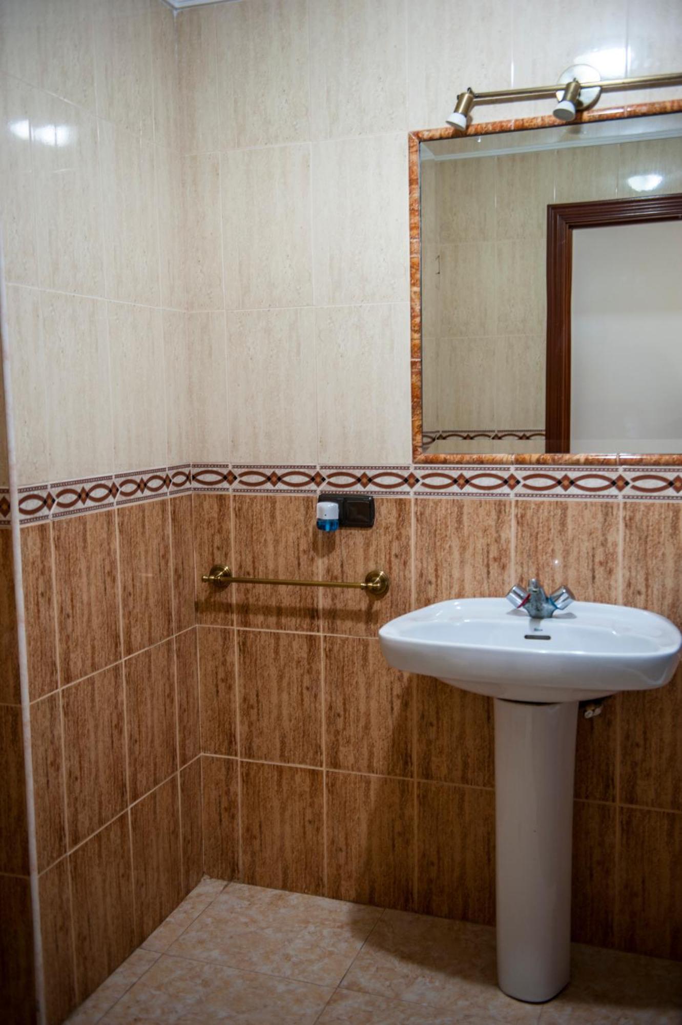 Hostal Las Palomas Лусена Екстериор снимка