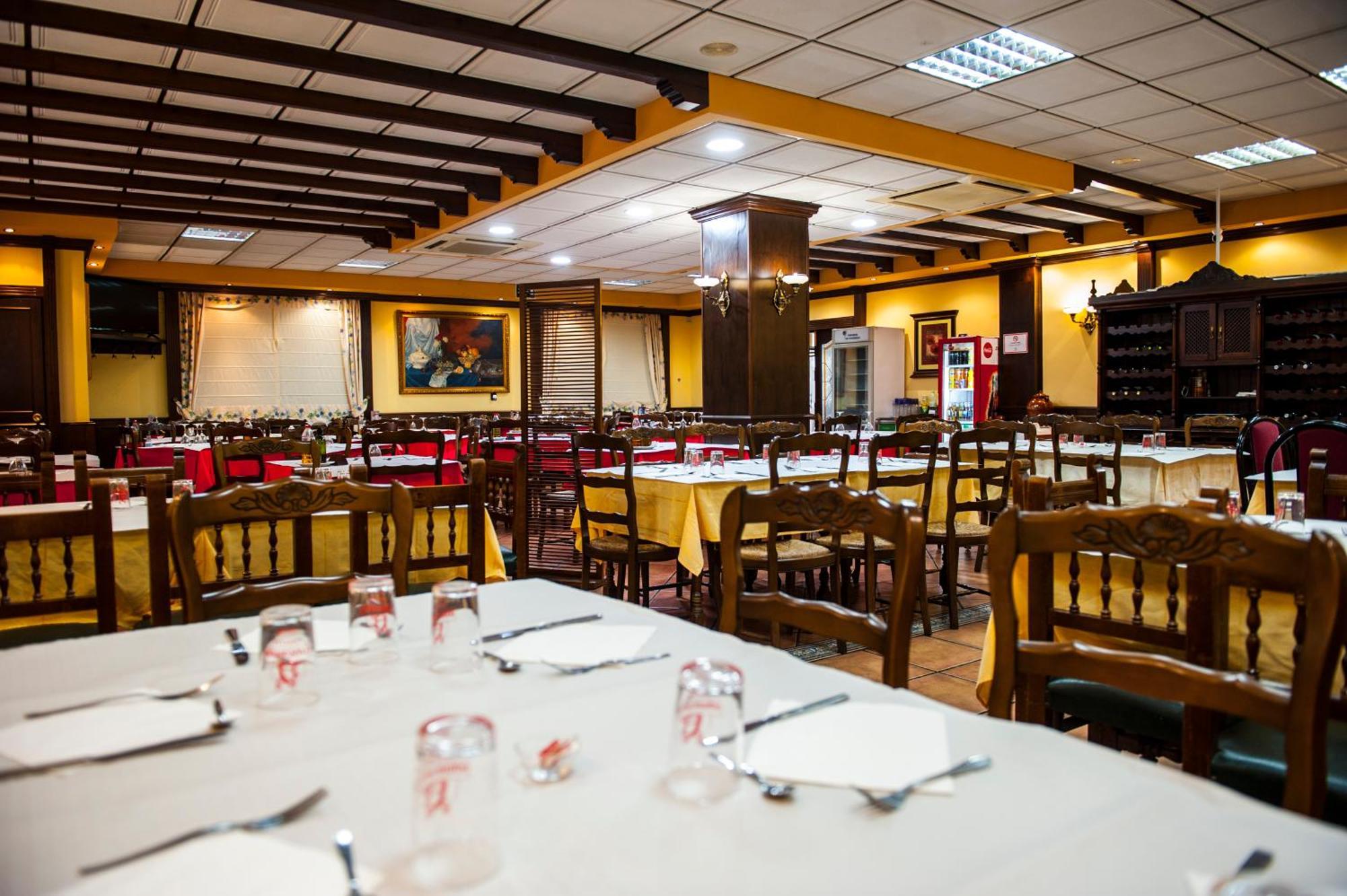 Hostal Las Palomas Лусена Екстериор снимка