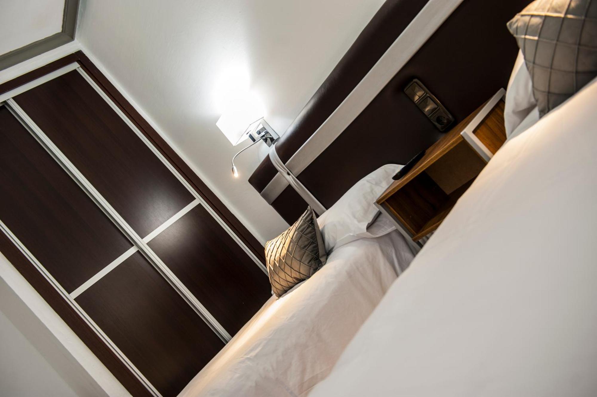 Hostal Las Palomas Лусена Екстериор снимка