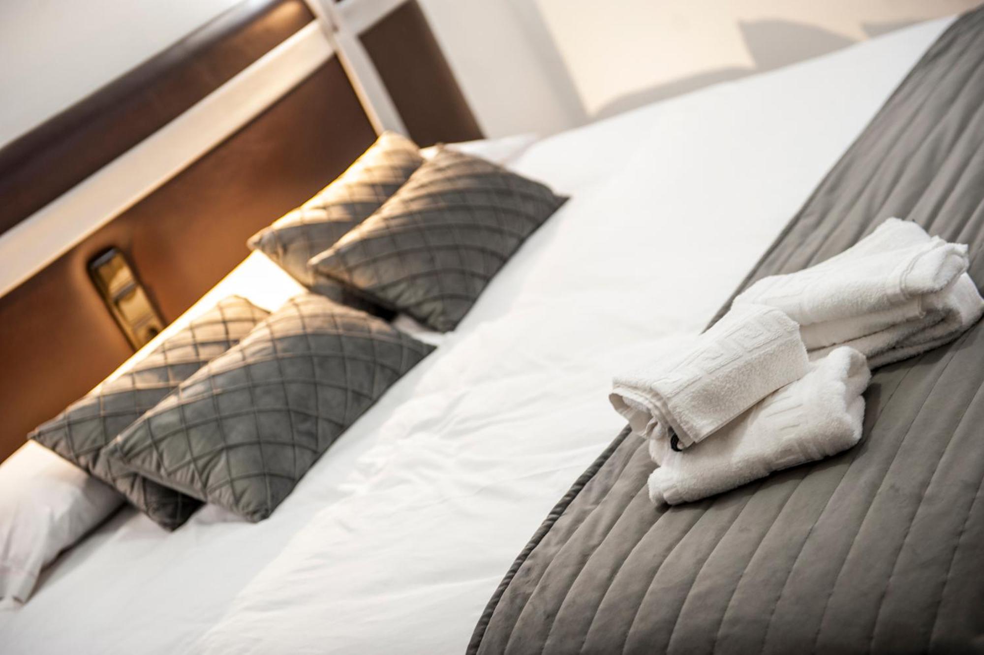 Hostal Las Palomas Лусена Екстериор снимка