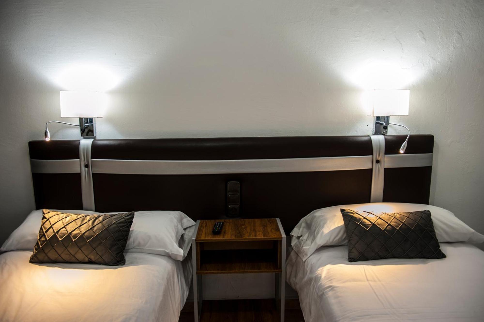 Hostal Las Palomas Лусена Екстериор снимка