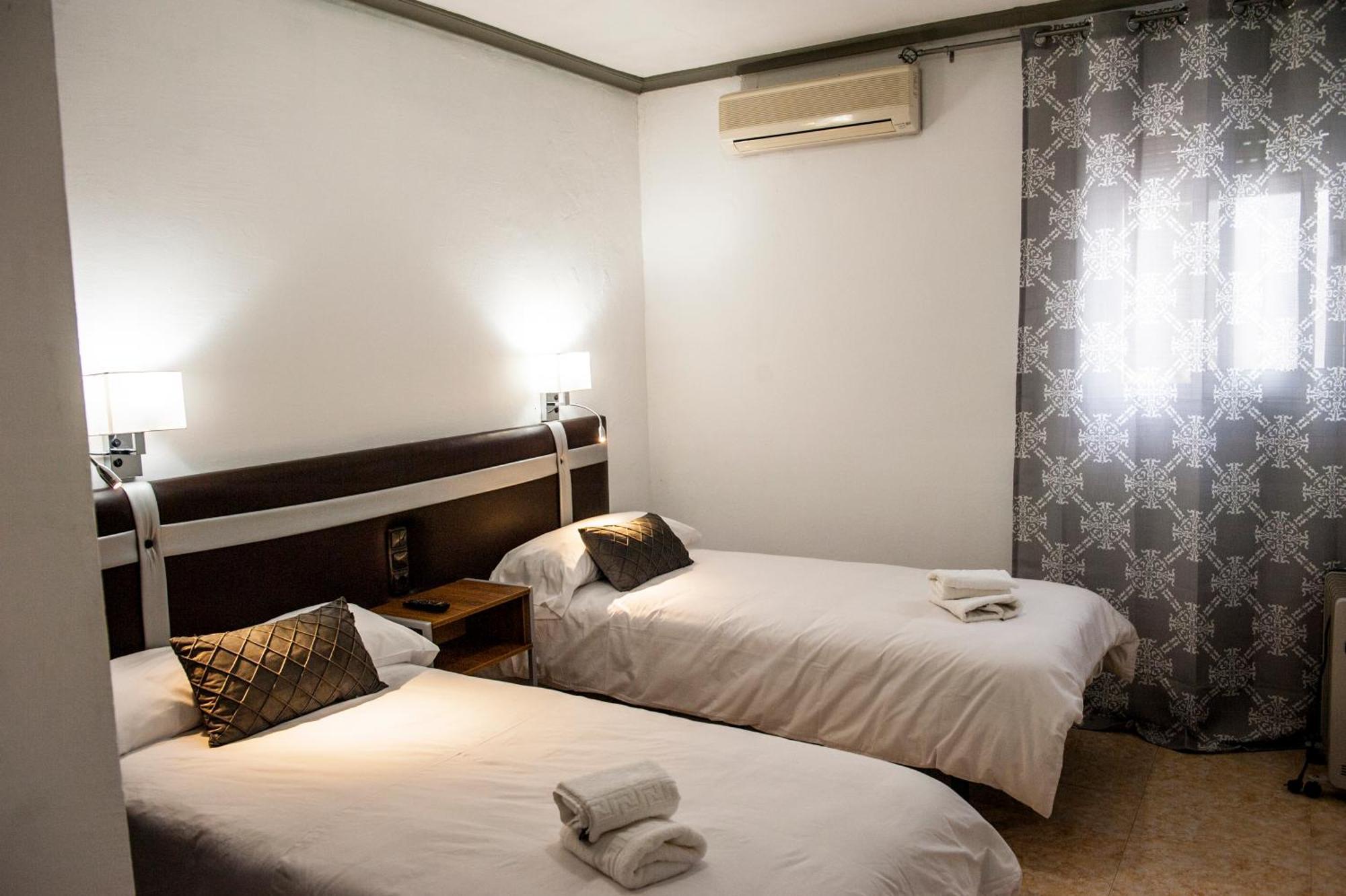 Hostal Las Palomas Лусена Екстериор снимка