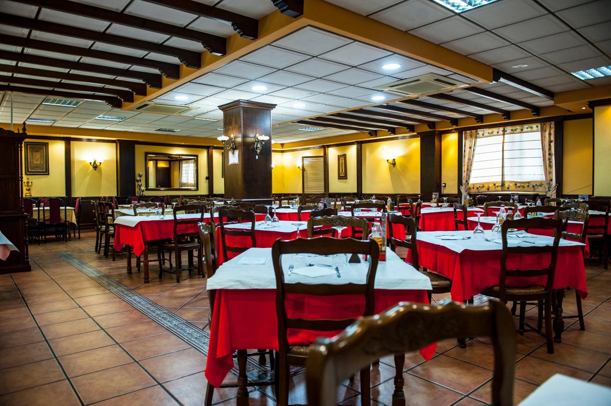 Hostal Las Palomas Лусена Екстериор снимка