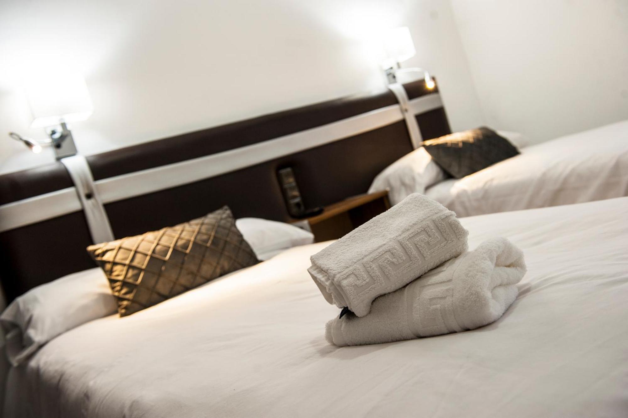 Hostal Las Palomas Лусена Екстериор снимка